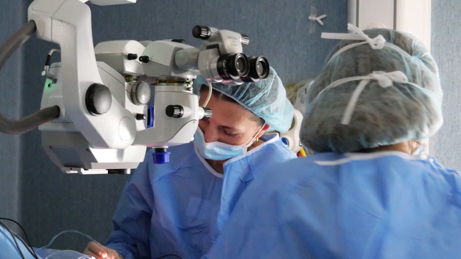 La Dra. Dyrda se ha especializado en cirugúas oculares complejas como las combinadas de retina y catarata