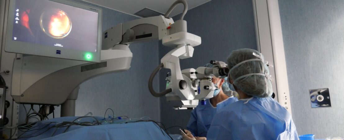 La Dra. Dyrda a quirófano realiza cirugías oculares complejas de retina y catarata