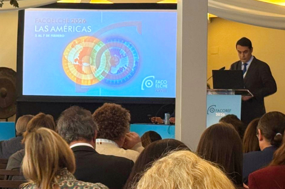 El Dr. Reyes, del Departamento de Cirugía Refractiva, durante su intervención en el Congreso FacoElche 2026 