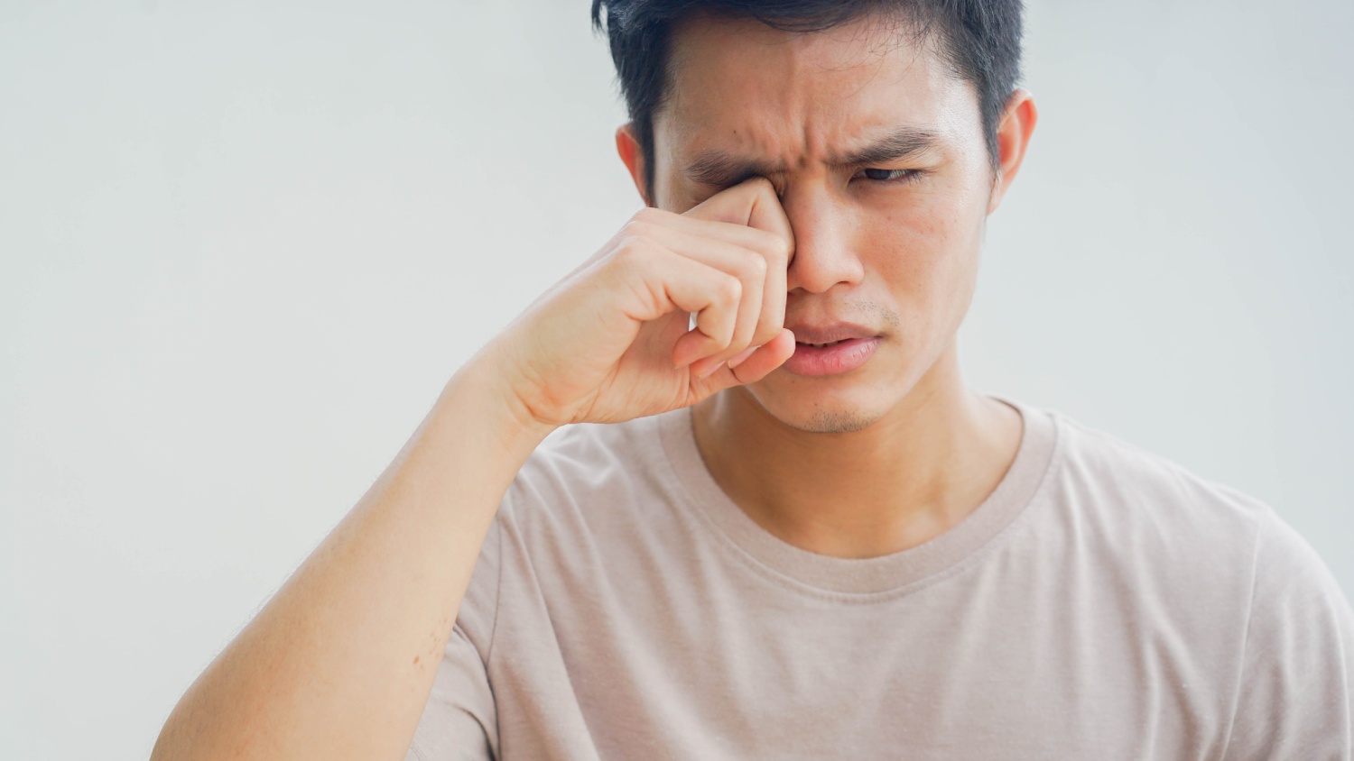 Por qué deberías evitar frotarte los ojos