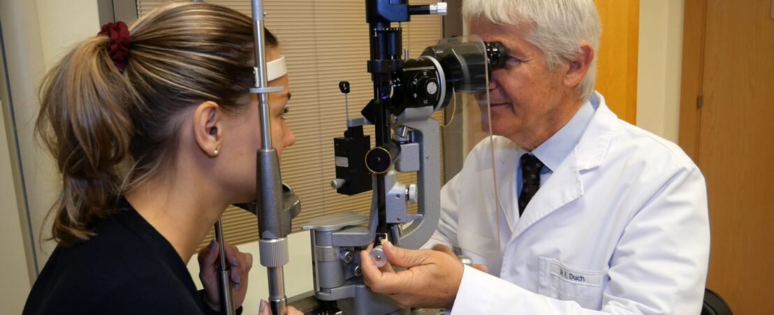 El Dr. Duch examina una paciente candidata a la implantación de lentes intraoculares fáquicas para corregir sus defectos refractivos.
