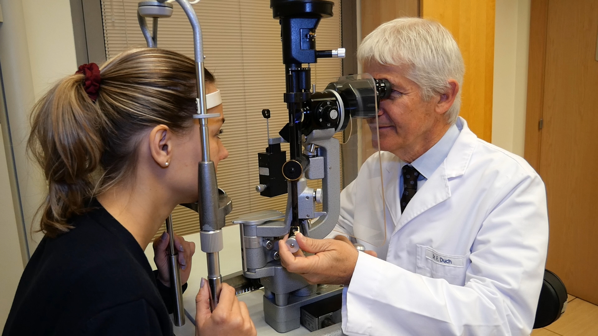 El Dr. Duch examina una paciente candidata a la implantación de lentes intraoculares fáquicas para corregir sus defectos refractivos.