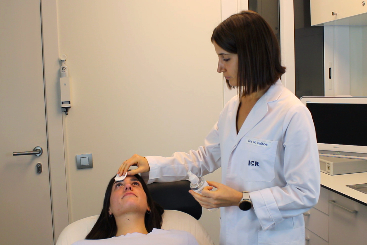 La Dra. Balboa revisa y cuida la piel de una paciente antes de aplicar el tratamiento con IPL.