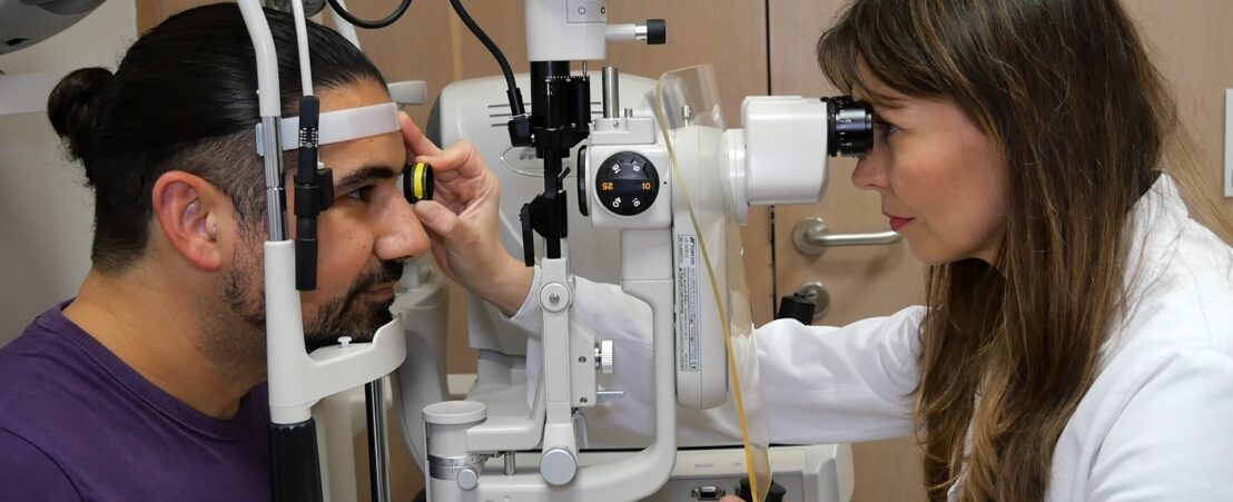 La Dra. Dyrda, oftalmòloga del Departament de Retina i vitri, examina un pacient per descartar malalties de retina.