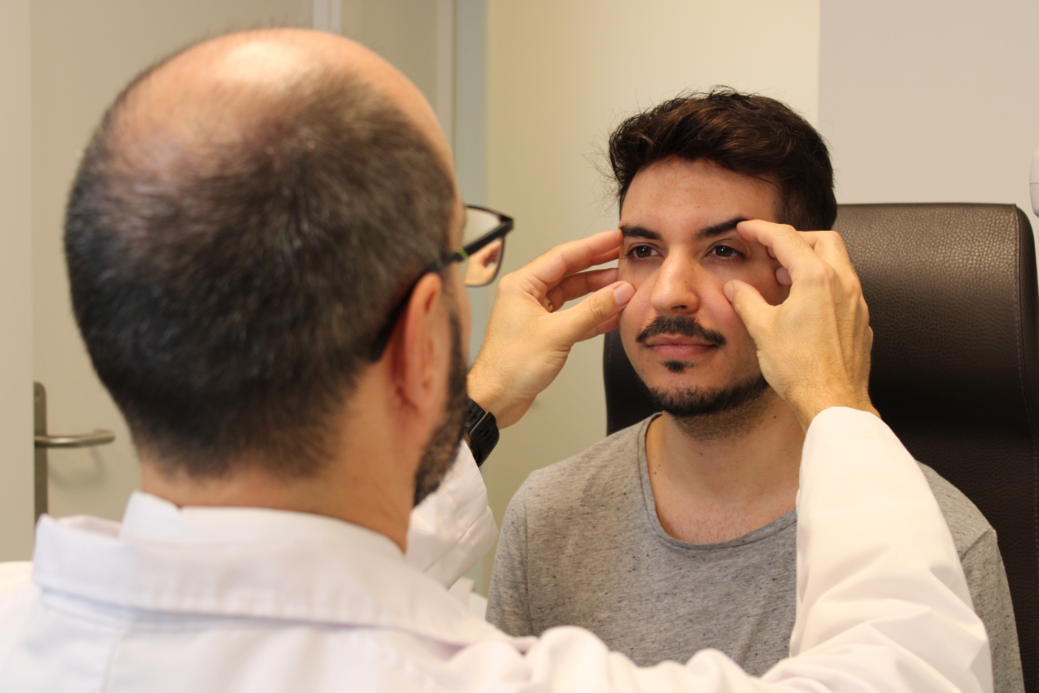 El Dr. Graell examina un pacient per valorar quins tractaments es pot fer durant els propers mesos d'estiu.