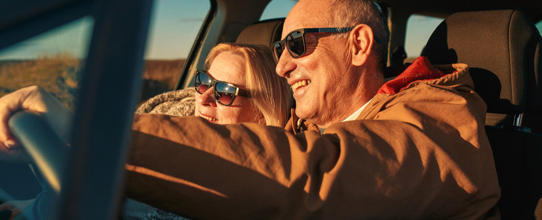 El sol es uno de los agentes de riesgo más importantes a tener en cuenta en verano. Para proteger los ojos, deben usarse gafas homologadas y con el máximo de protección UV.