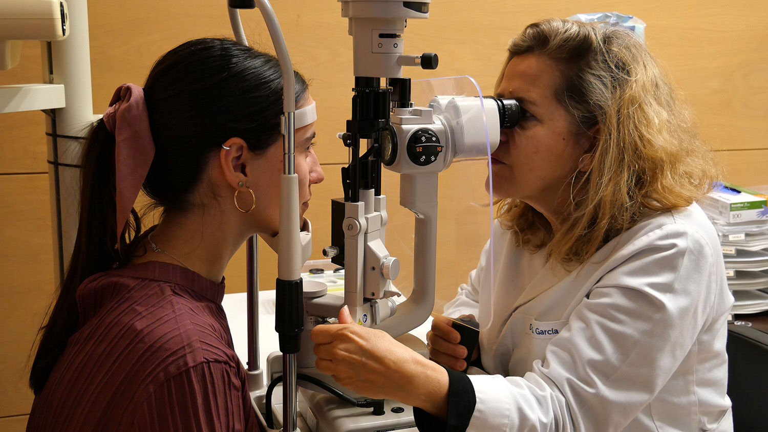 La Dra. García examina a una paciente. Tanto en verano como en invierno, cuidar de los ojos incluye hacer revisiones oftalmológicas regularmente.