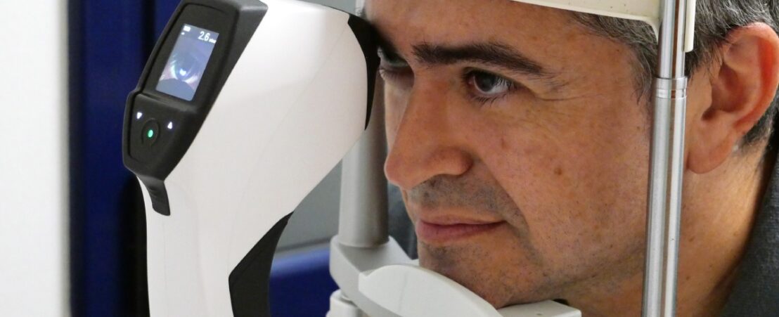 Un pacient es realitza una estesiometria, una prova no invasiva per detectar la sensibilitat de la còrnia